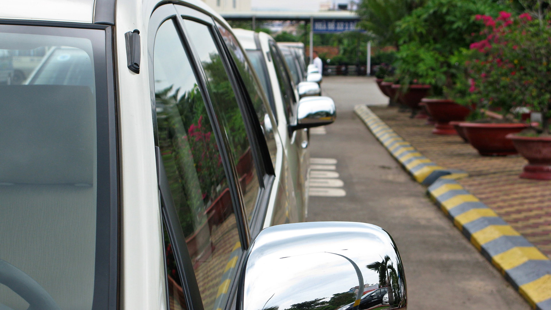 Local airport shuttle service in Frankfort, Fleet of vehicles in Frankfort, Illinois, Airport Shuttle Service, from Stop & Go Limo Airport Shuttle Service.