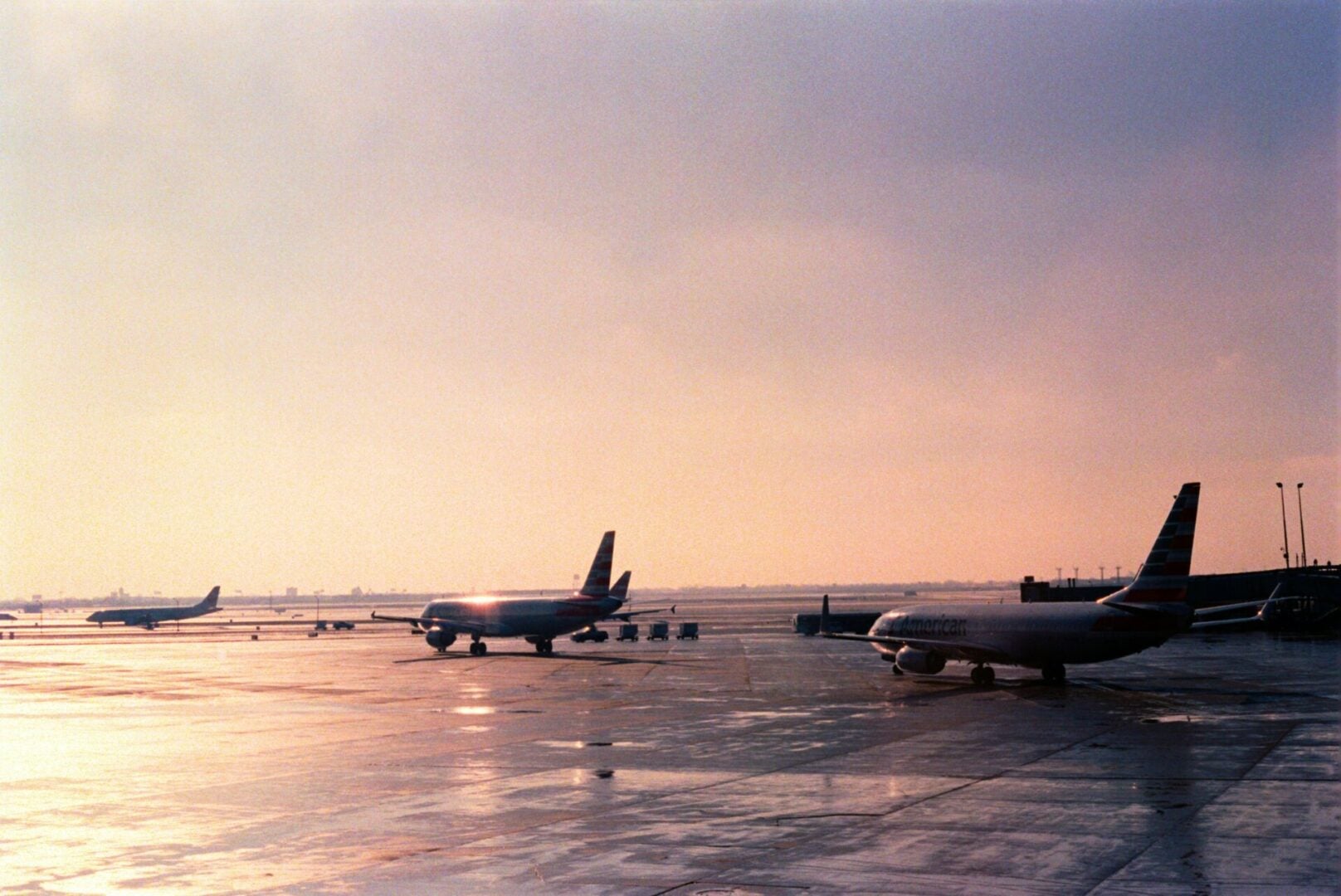 Local airport shuttle service in Chicagoland, Airport Shuttle, from Stop & Go Limo Airport Shuttle Service.